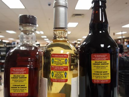Etiquetas de advertencia en las botellas de alcohol en Whitehorse, Yukon.
