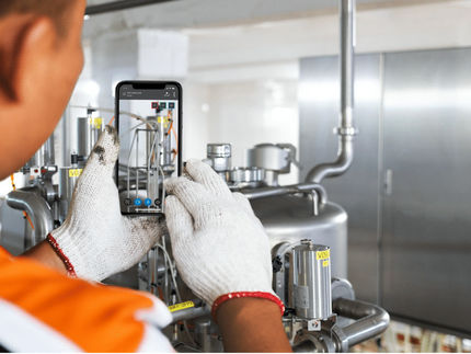 Per Augmented Reality können Experten unabhängig von ihrem Standort Arbeitern mit konkreten visuellen Anweisungen direkt an der Maschine helfen –als wären sie vor Ort.