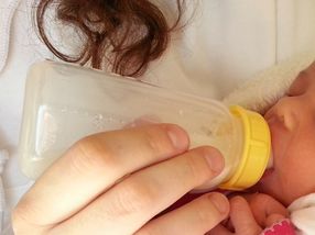 Wegen Mineralöl-Nachweises: Rossmann stoppt Verkauf von Babymilch-Charge der Eigenmarke "Babydream"