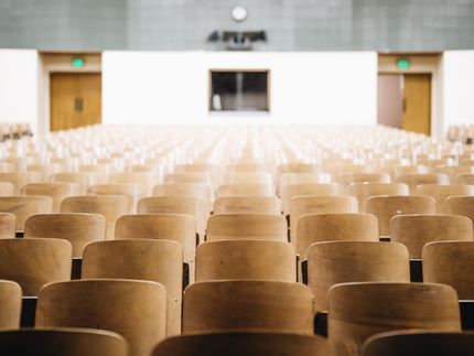 Erstmals seit 2010 begannen weniger als 10.000 Personen ein Chemiestudium