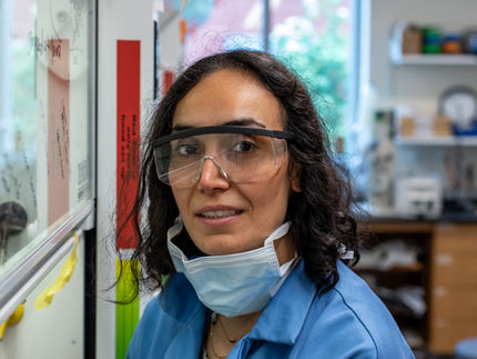 UVM post-doc Mona Sharafi helped build a tiny tool that can untie knots of protein, plastic or other polymers.