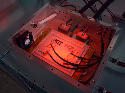 Die am KIT entwickelte temperierbare und mit Sensorik ausgestattete Sicherheitseinhausung für das Prüfen von Lithium-Ionen-Zellen unter kritischen Bedingungen.