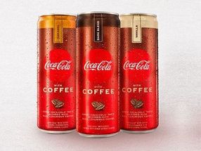 Introduciendo un primer sorbo de Coca-Cola con café