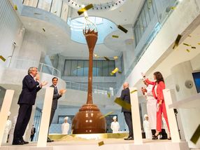 Stiftungsratspräsident Ernst Tanner und Markenbotschafter Roger Federer enthüllen das Herzstück des neuen Lindt Home of Chocolate - den über 9 Meter hohen Schokoladenbrunnen.