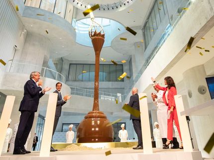 Stiftungsratspräsident Ernst Tanner und Markenbotschafter Roger Federer enthüllen das Herzstück des neuen Lindt Home of Chocolate - den über 9 Meter hohen Schokoladenbrunnen.