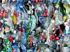 Wie Coca-Cola, Nestlé und Co. die Lösung der Plastikmüllkrise blockieren