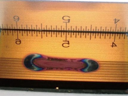 Gold- und bronzeähnliche Farben, die kein Metall enthalten