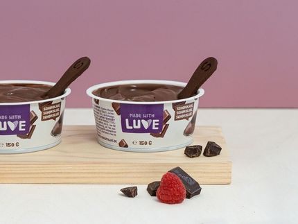 Der Löffel, den man essen kann: Ab dem 30. Oktober bieten ALDI Nord und ALDI SÜD ein veganes Schokoladendessert der Marke "Made with Luve" mit integriertem "Spoonie" an.