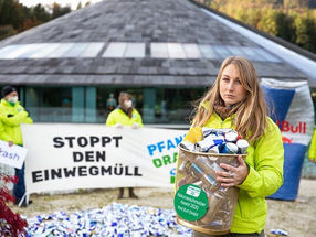 Red Bull erhält Naturverschmutzer Award 2020 - GLOBAL 2000 AktivistInnen bringen Dosenmüll zurück
