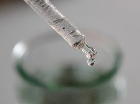 Wie Wasser dem Substrat ins Enzym hilft