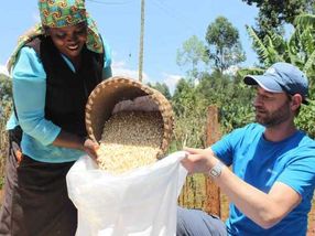 Eine Landwirtin füllt zusammen mit ETH-​Forscher Matthias Huss einen hermetischen Lagerbeutel mit Mais.