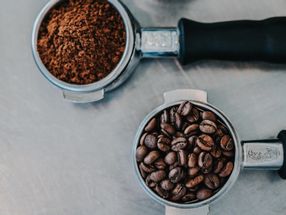Derramar los granos sobre la verdadera identidad del café