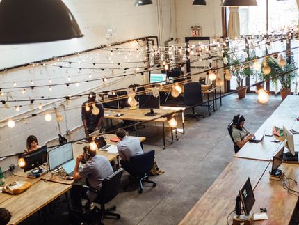 So denken Büromitarbeiter über Homeoffice, Sicherheitsmaßnahmen und eine Impflicht am Arbeitsplatz