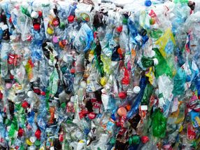 Una forma suave de reciclar los plásticos de las botellas para convertirlos en combustible y otros productos de alto valor