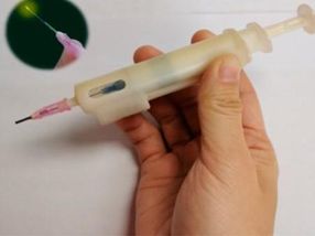 El práctico bolígrafo se ilumina cuando se expone al gas nervioso o a los vapores de los alimentos en mal estado