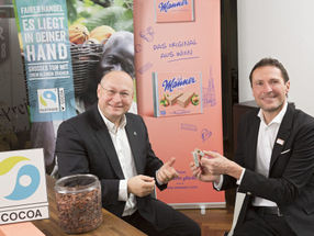 Josef Manner & Comp. AG; Fairtrade; Zertifikat;..v.l.n.r.:..Mag. Hartwig Kirner, Geschäftsführer Fairtrade Österreich;..Ulf Schöttl, Marketingleiter Josef Manner & Comp. AG