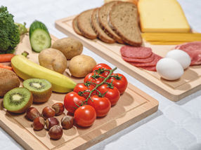 Obst, Gemüse und Nüsse sind Bestandteile einer basischen Ernährung. Viele Fleisch- und Käseprodukte hingegen gehören zu einer sauren Ernährung.