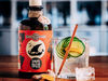 Der beste Flavoured Gin der Welt kommt aus Hamburg. Kreiert in der kleinsten Destille der Hansestadt, wurde der Hamburg-Zanzibar Tumeric No. 1 beim „World Gin Award 2021“ zum „World’s Best Flavoured“ gewählt. Gleichzeitig wurde er in der Kategorie „Flavoured“ als bester Gin Deutschlands ausgezeichnet.