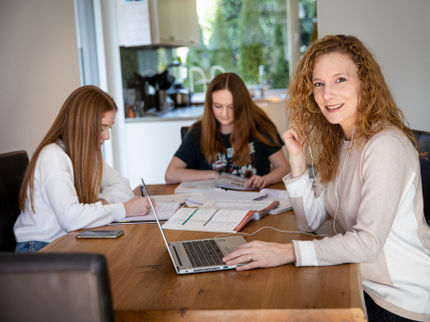 Nutricia Milupa Österreich Geschäftsführerin Nichole Duttine mit ihren beiden Töchtern im Homeoffice.