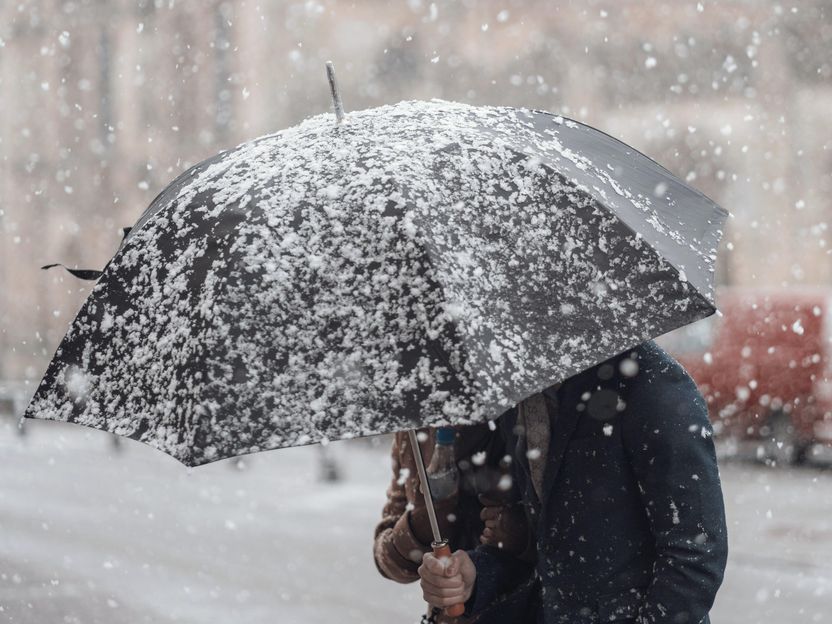 Es schneit Plastik - Neue Technik spürt winzige Kunststoffpartikel in Schnee, Regen und sogar im Boden auf