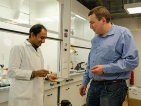 Rammohan Aluru und Grigoriy Zyryanov sind eine Gruppe von Wissenschaftlern, die essbare Lebensmittelfolien auf der Basis von Seetang (abgestreifte Lösung von Ferulasäure und Natriumalginat in einer Petrischale) entwickelt haben.