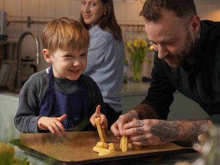 Vorfreude bei großen und kleinen Fans: die veganen "Fischstäbchen" von iglo kommen aufs Blech