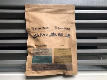 Una bolsa resellable de papel con el revestimiento en el interior. Tras su uso, el envase se deposita en el contenedor de reciclaje de papel con los materiales bioactivos.