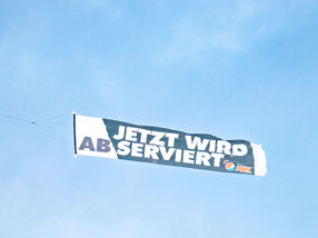 PepsiCo schickt klare Botschaft per Himmelsschreiber an die Konkurrenz in Berlin