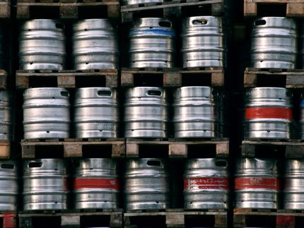 Brauer füllen nach monatelanger Pause wieder Bier in Fässern ab