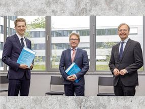 Der Parlamentarische Staatssekretär Thomas Rachel (r.) übergab den Förderbescheid an Georg Schaumann (li.) von SenseUp und Prof. Dr. Jörn Kalinowski (Mitte) vom CeBiTec.