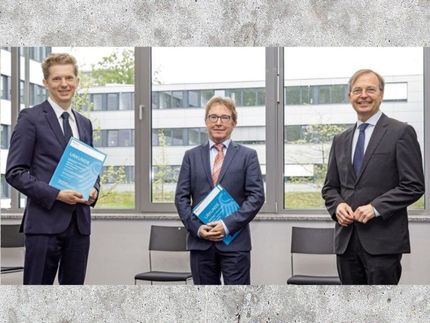 El Secretario de Estado Parlamentario Thomas Rachel (derecha) entregó la notificación de financiación a Georg Schaumann (izquierda) de SenseUp y al Prof. Dr. Jörn Kalinowski (centro) de CeBiTec.
