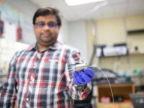 Chemie- und Biomolekulartechnik-Diplomstudent Saket Bhargava hält eine Durchfluss-Elektrolysezelle.