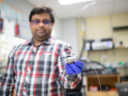 Chemie- und Biomolekulartechnik-Diplomstudent Saket Bhargava hält eine Durchfluss-Elektrolysezelle.