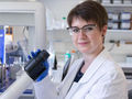 Die Humangenetikerin Caroline Diener forscht im Team von Professor Eckart Meese am Institut für Humangenetik der Universität des Saarlandes.