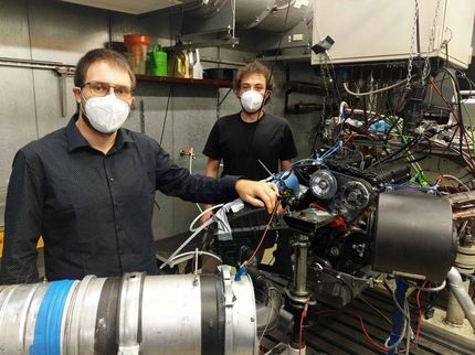 Los asistentes de investigación Konstantin Huber (izquierda) y Felix Gackstatter (derecha) en el banco de pruebas de motores altamente instrumentados de Spiess Motorenbau GmbH.