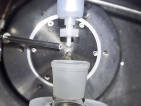 En la cámara de muestras, la aleación de NaK gotea por una boquilla. El vapor de agua fluye y forma una fina piel en la superficie de la gota.