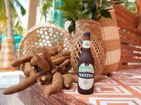 Bavaria lanza Nativa, una cerveza a base de yuca cultivada en el Caribe Colombiana