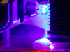 Hähnchen, das mit einem blauen Laser gegart wird. Das Licht wird von zwei softwaregesteuerten Spiegelgalvanometern gelenkt.