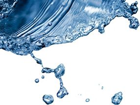 Winzige poröse Kristalle verändern die Form des Wassers, um chemische Reaktionen zu beschleunigen