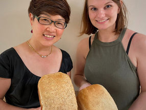In einer neuen Studie untersuchen Soo-Yeun Lee (links), Professorin für Lebensmittelwissenschaften an der University of Illinois, und der Doktorand Aubrey Dunteman, wie der Natriumgehalt in Brot reduziert werden kann, ohne Geschmack und Funktionalität zu beeinträchtigen.
