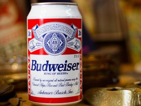 Budweiser Brewing Group, En+, Canpack und Elval präsentieren neue Bierdose mit dem geringsten CO2-Fußabdruck