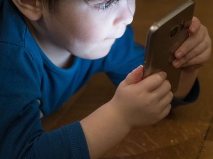 Abendliche Nutzung von Smartphone und Co. schadet dem Kinderschlaf