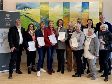 Guido Winter, Leiter des KErn (links) überreichte den ersten Milch-Sommeliers der Ge-nussakademie Bayern die Zertifikate.