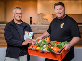 Knuspr unterstützt die Initiative Foodsharing. Links im Bild Foodsharing-Helfer Tobias mit Knuspr-Gastronomieleiter Friedrich.