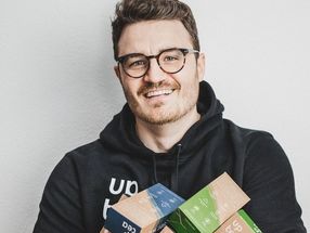 Maximilian Pütz mit seinem Wachmacher-Tee mit der Extraportion Koffein.