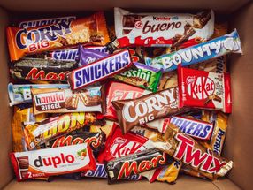 45% verzehren mehrmals pro Woche Süßigkeiten