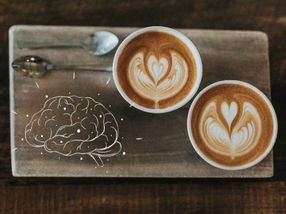 Latte-Liebhaber können sich freuen! Kaffeetrinken könnte das Risiko einer Alzheimer-Erkrankung senken