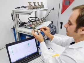Kontaktierung von Laborzellen für die Untersuchung der elektrochemischen Leistungsfähigkeit von Aluminium-Ionen-Batterien (AIB) am Fraunhofer-Technologiezentrum Hochleistungsmaterialien THM in Freiberg.