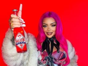 Katja Krasavice performt mit SALITOS Pink im Video