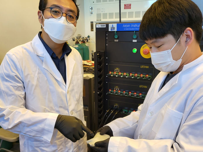 Rubber material holds key to long-lasting, safer EV batteries - To replace liquid electrolytes, researchers combine rubber material with innovative 3D structure